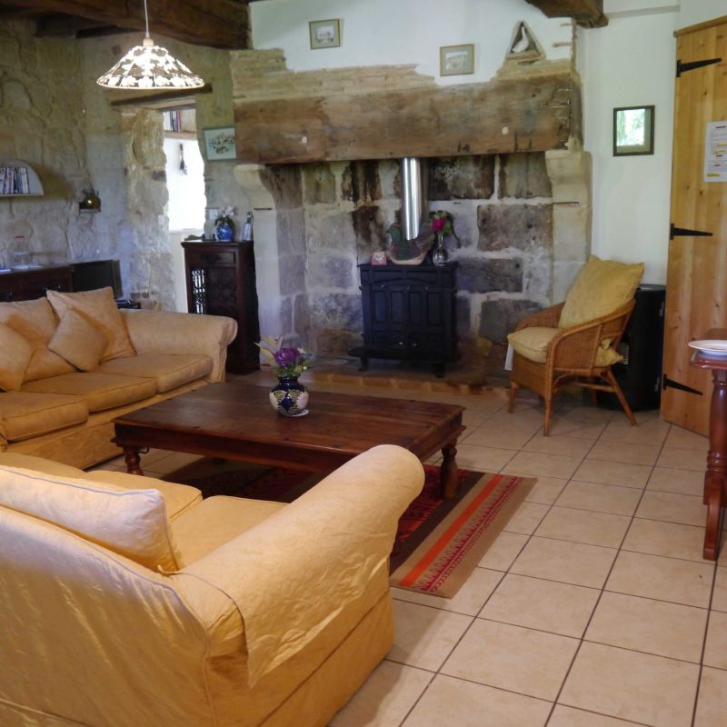 06 Drake Cottage lounge area